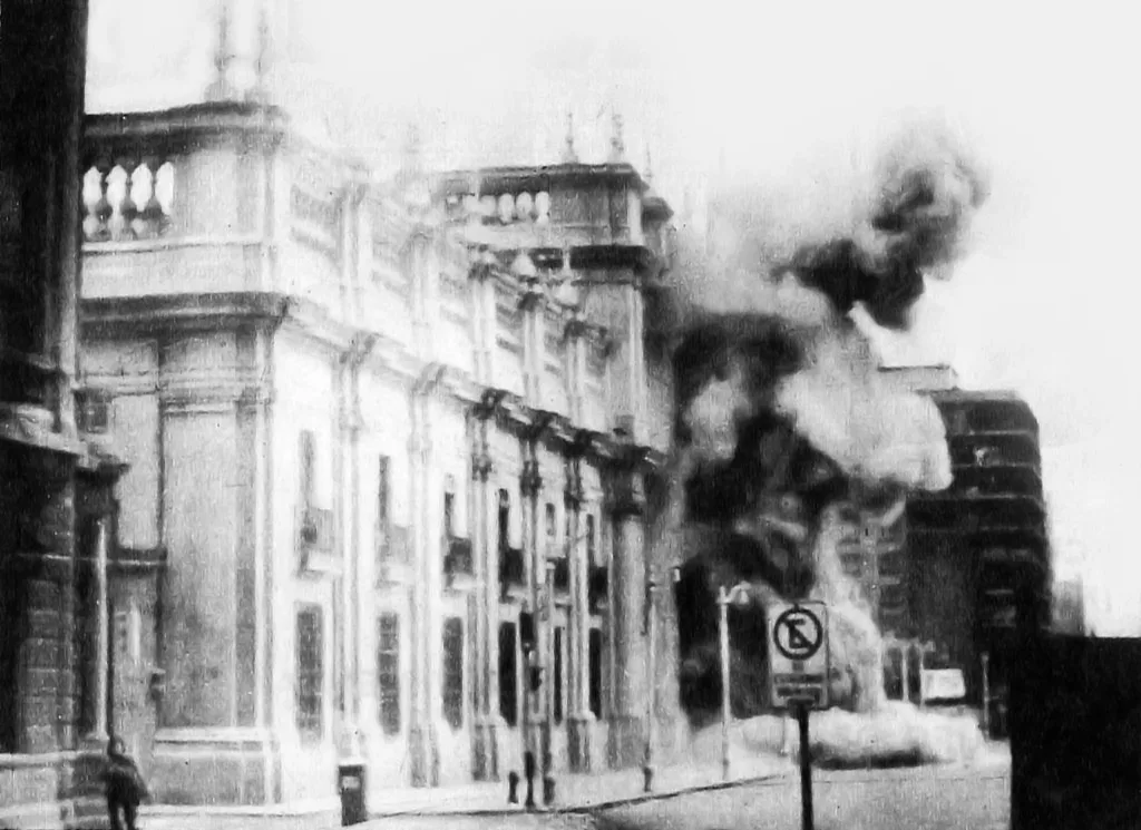 La Moneda, 11 de septiembre de 1973 Fachada del Palacio de La Moneda envuelta en humo durante el bombardeo, en blanco y negro