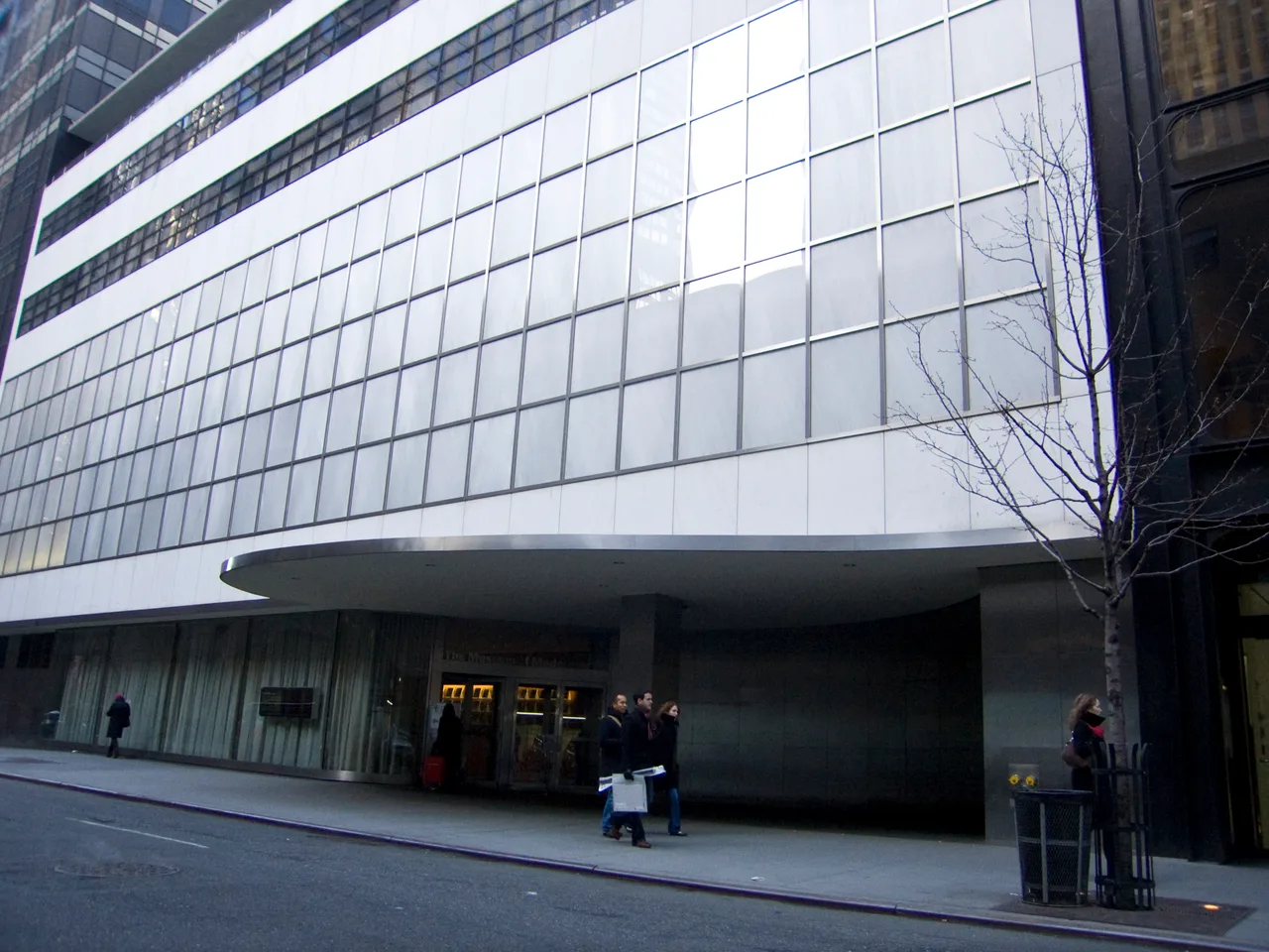 MoMA, calle 53 Fachada de vidrio y acero del Museo de Arte Moderno sobre la calle 53 de Manhattan, con peatones en la acera